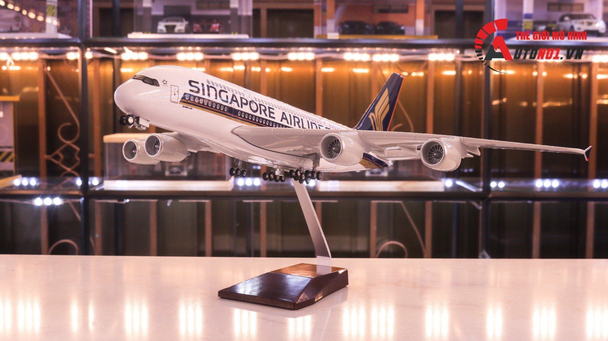  Mô hình máy bay Singapore Airline Airbus A380 47cm 1:130 có đèn led tự động theo tiếng vỗ tay hoặc chạm MB47005 