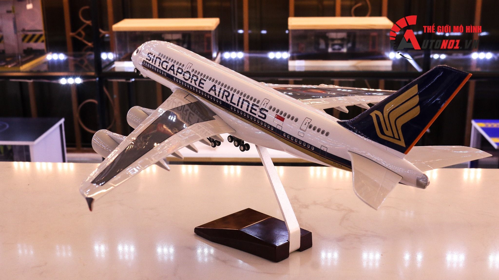  Mô hình máy bay Singapore Airline Airbus A380 47cm 1:130 có đèn led tự động theo tiếng vỗ tay hoặc chạm MB47005 