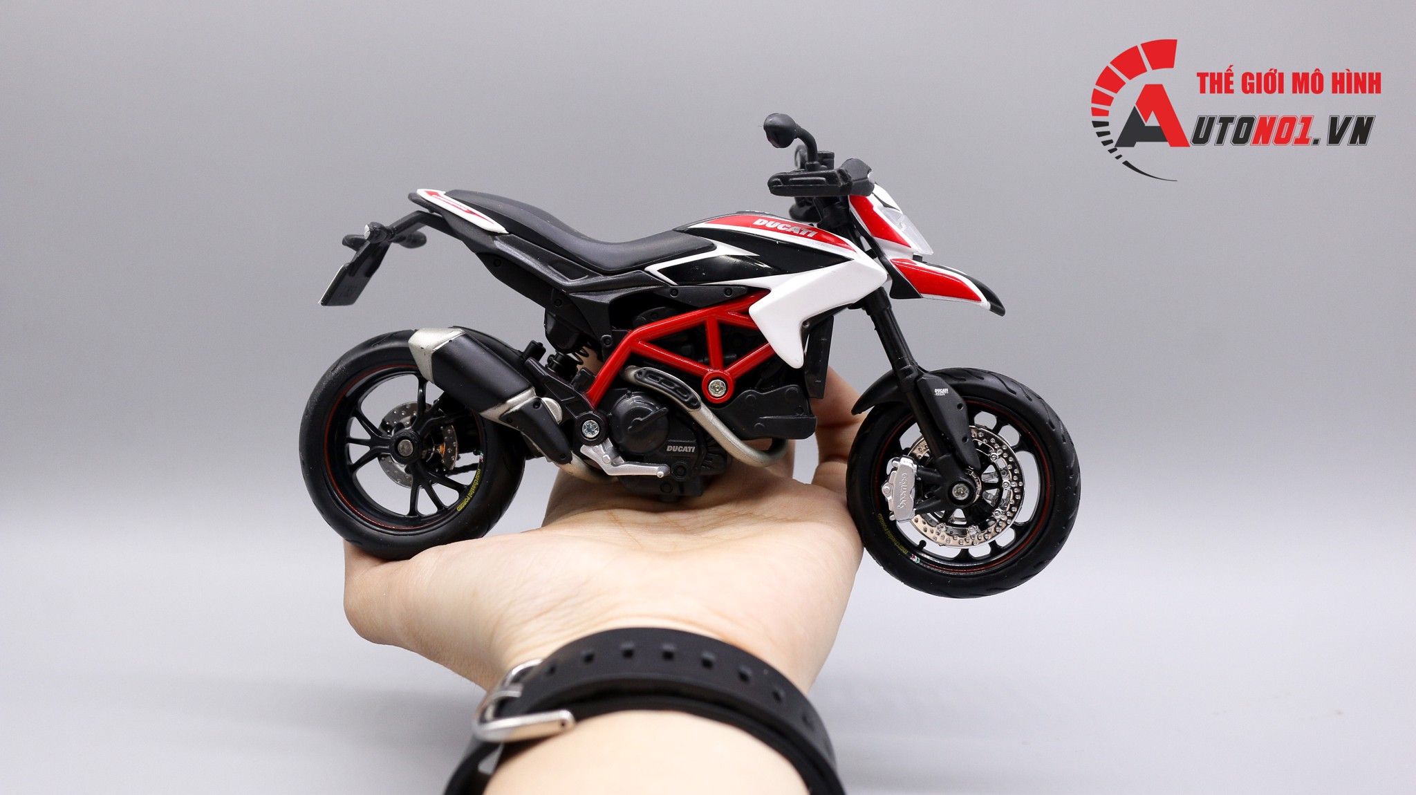  Mô hình xe Ducati Hypermotard red white có đế 1:12 Maisto MT083 