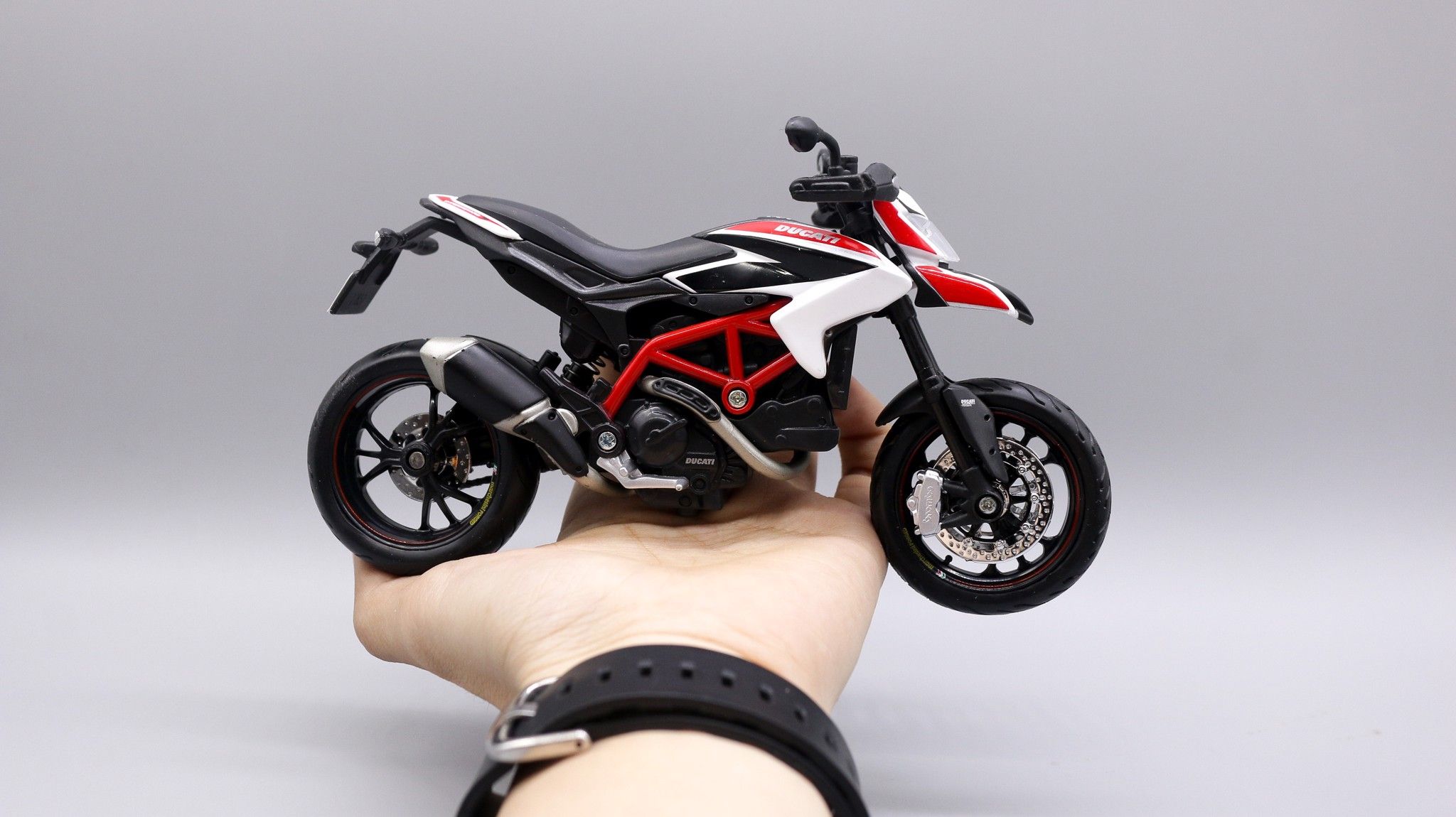  Mô hình xe Ducati Hypermotard red white có đế 1:12 Maisto MT083 