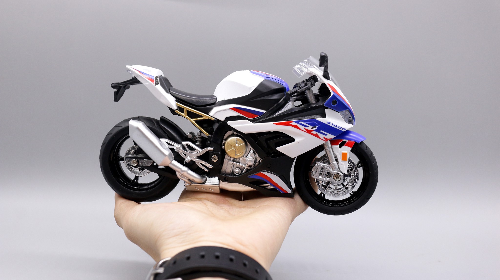  Mô hình xe Bmw s1000rr 2020 tỉ lệ 1:12 Huayi Alloy 7065 