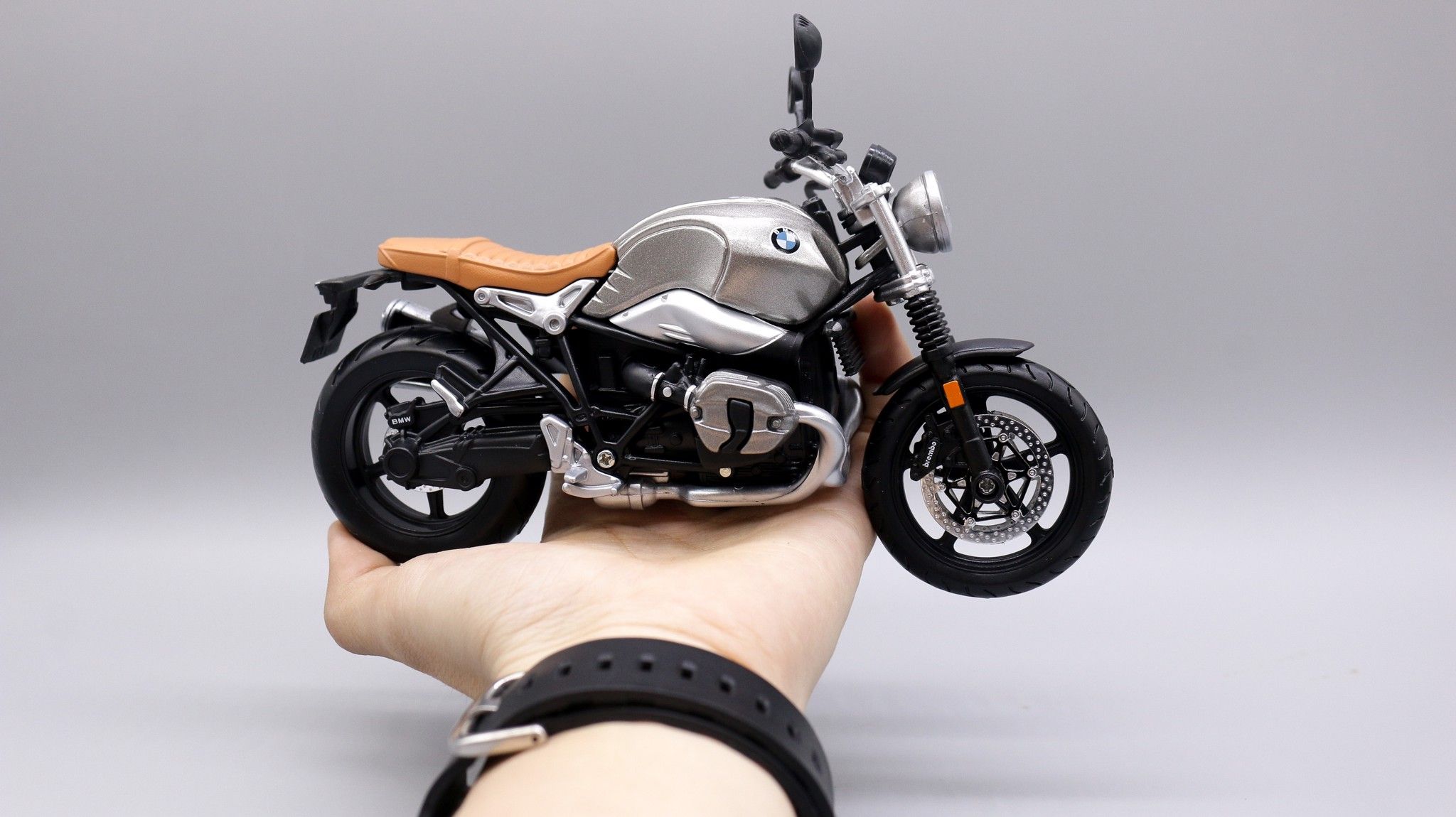  Mô hình xe Bmw r nine t scrambler 1:12 Maisto 6886 