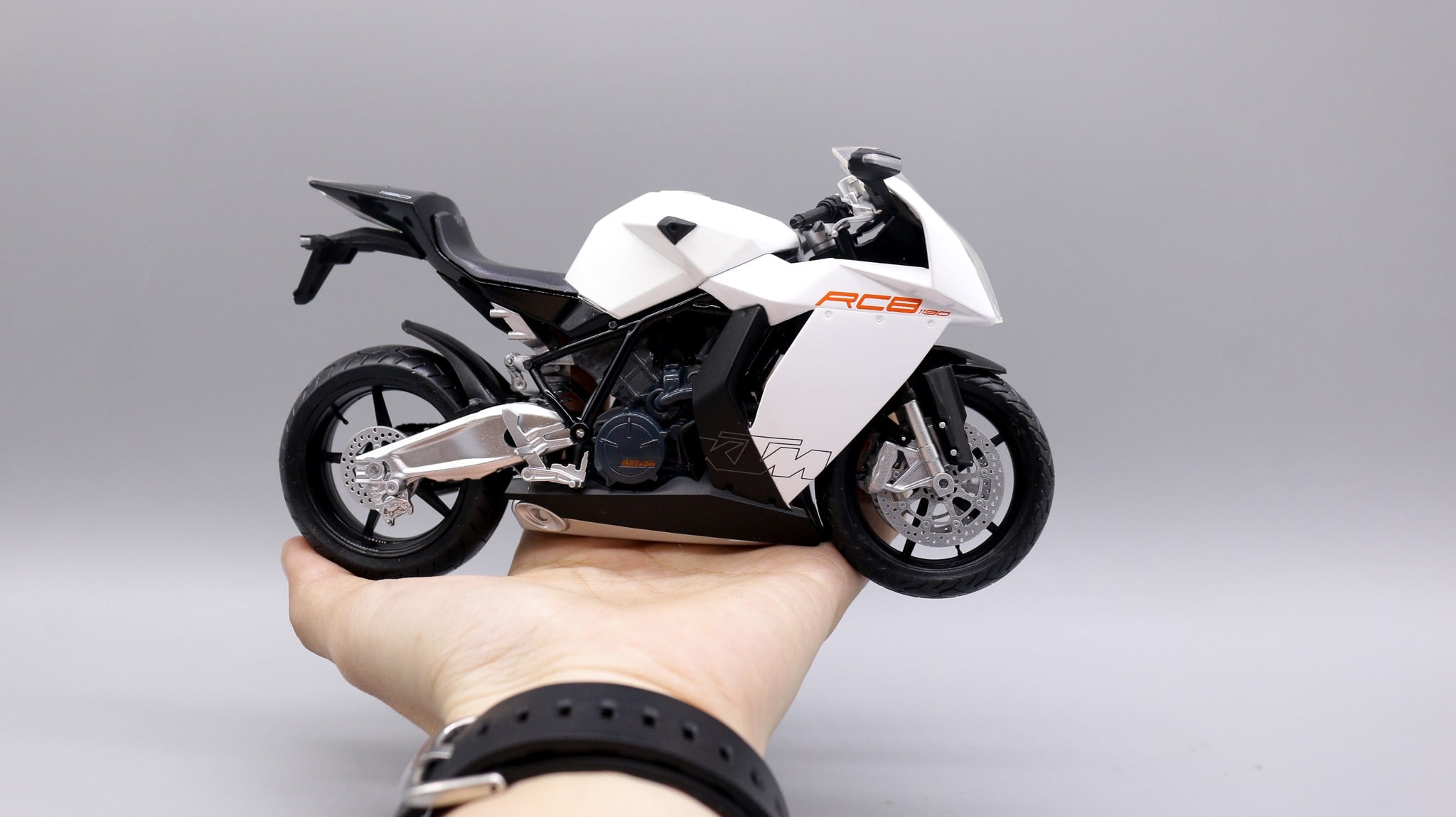  Mô hình xe Ktm RC8 white 1:12 Joycity 6804 