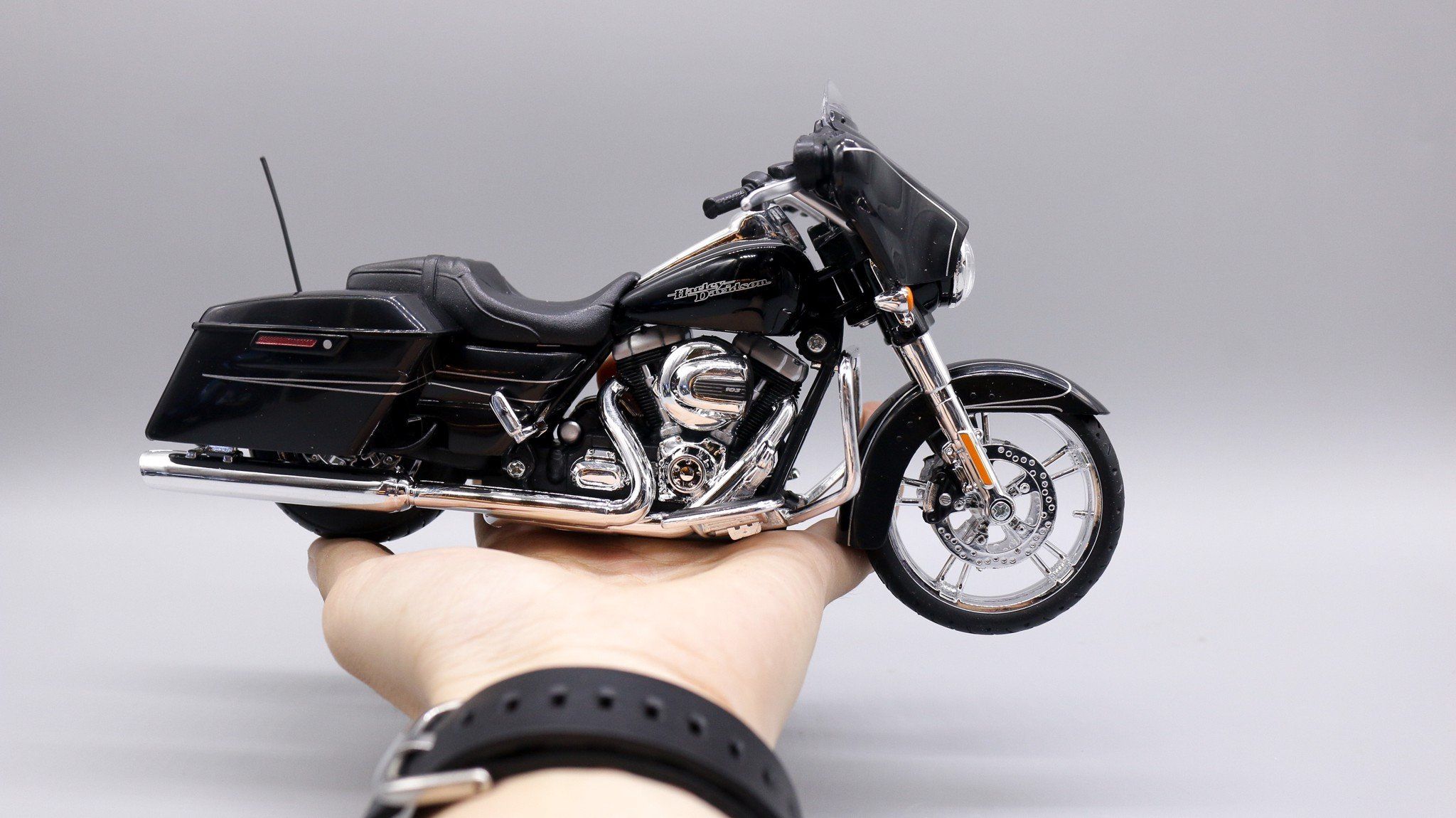  Mô hình xe Harley Davidson 2015 street glide special black 1:12 Maisto 1783 