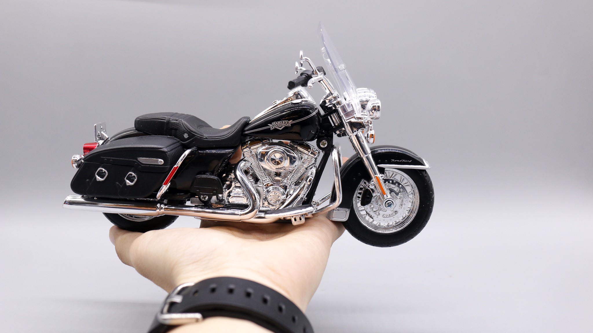  Mô hình xe Harley Davidson flhrc road king classic black 2013 1:12 Maisto MT037 