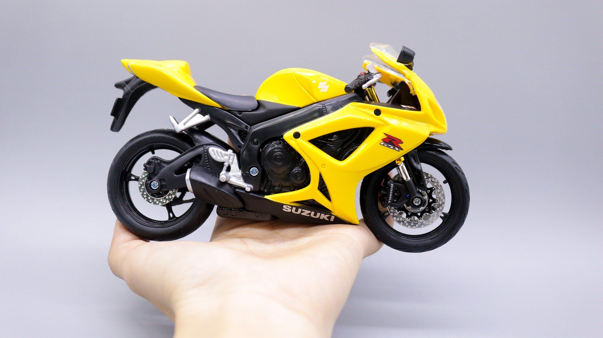  Mô hình xe Suzuki Gsx R600 yellow 1:12 Maisto 3663 