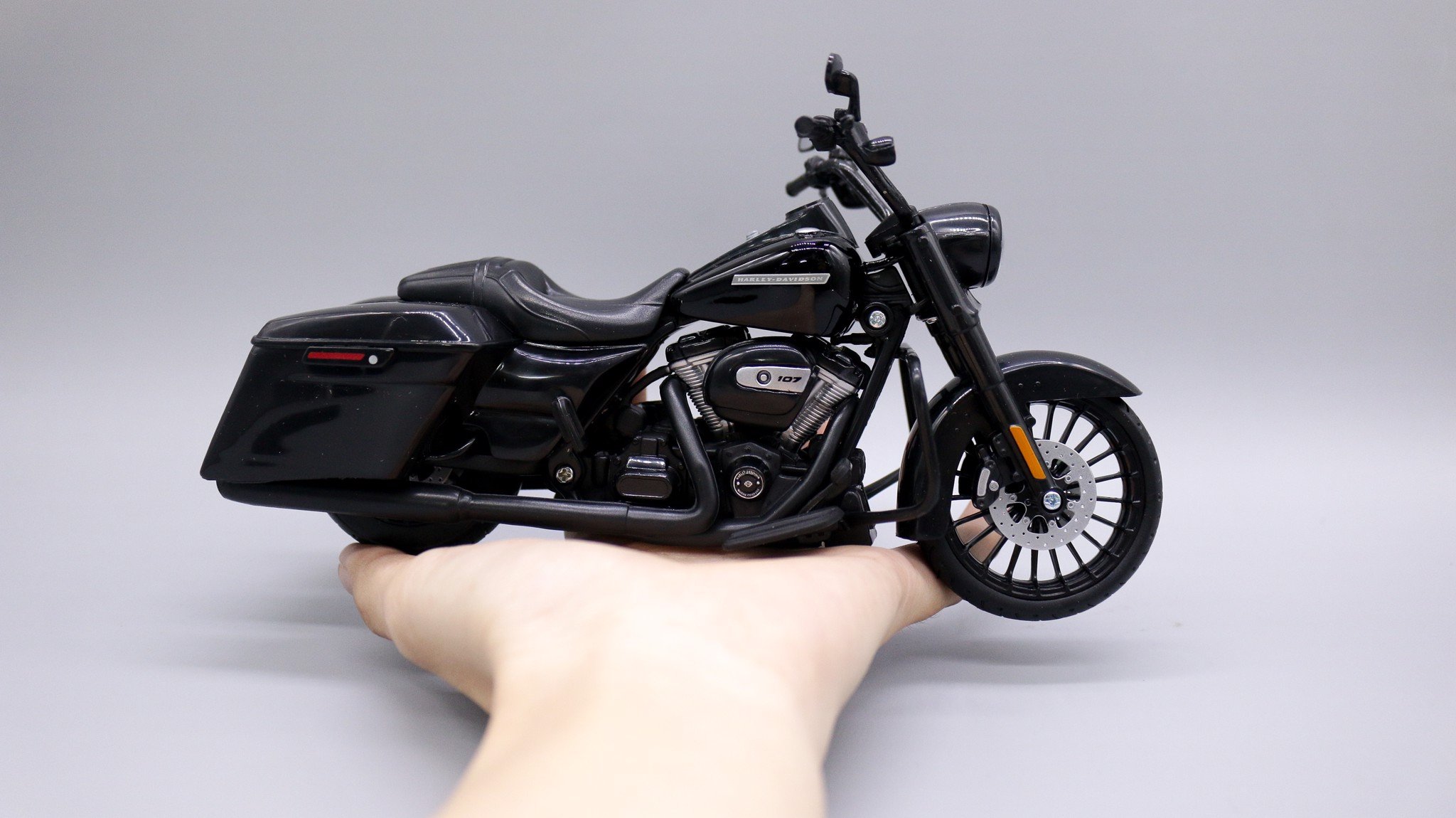  Mô hình xe Harley Davidson road king special 1:12 maisto 4833 