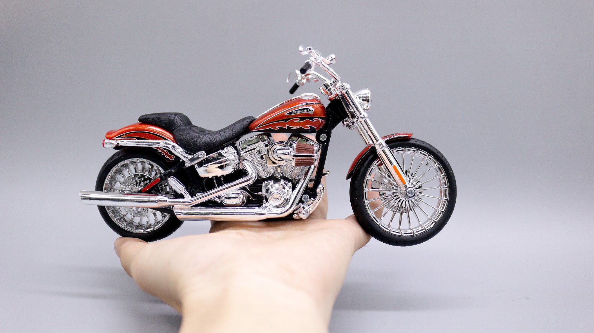  Mô hình xe Harley Davidson 2014 CVO Breakout 1:12 Maisto MT036 