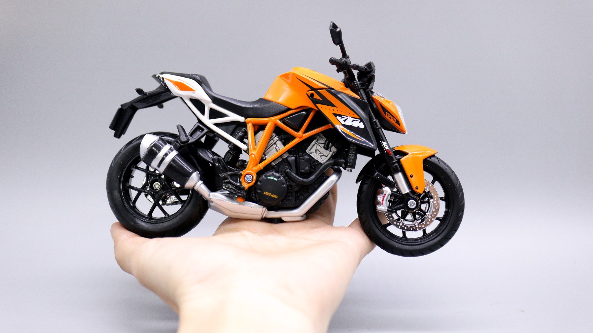  Mô hình xe Ktm 1290 Super Duke R orange 1:12 Maisto 6767 