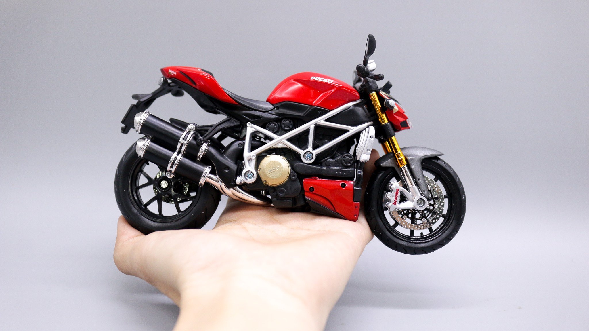  Mô hình xe Ducati Streetfighter S red 1:12 Maisto 4522 không đế 