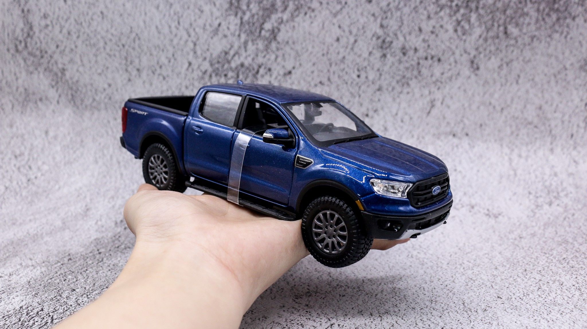  Mô hình xe Ford Raptor Ranger 1:27 mở được 2 cửa Maisto 7032 