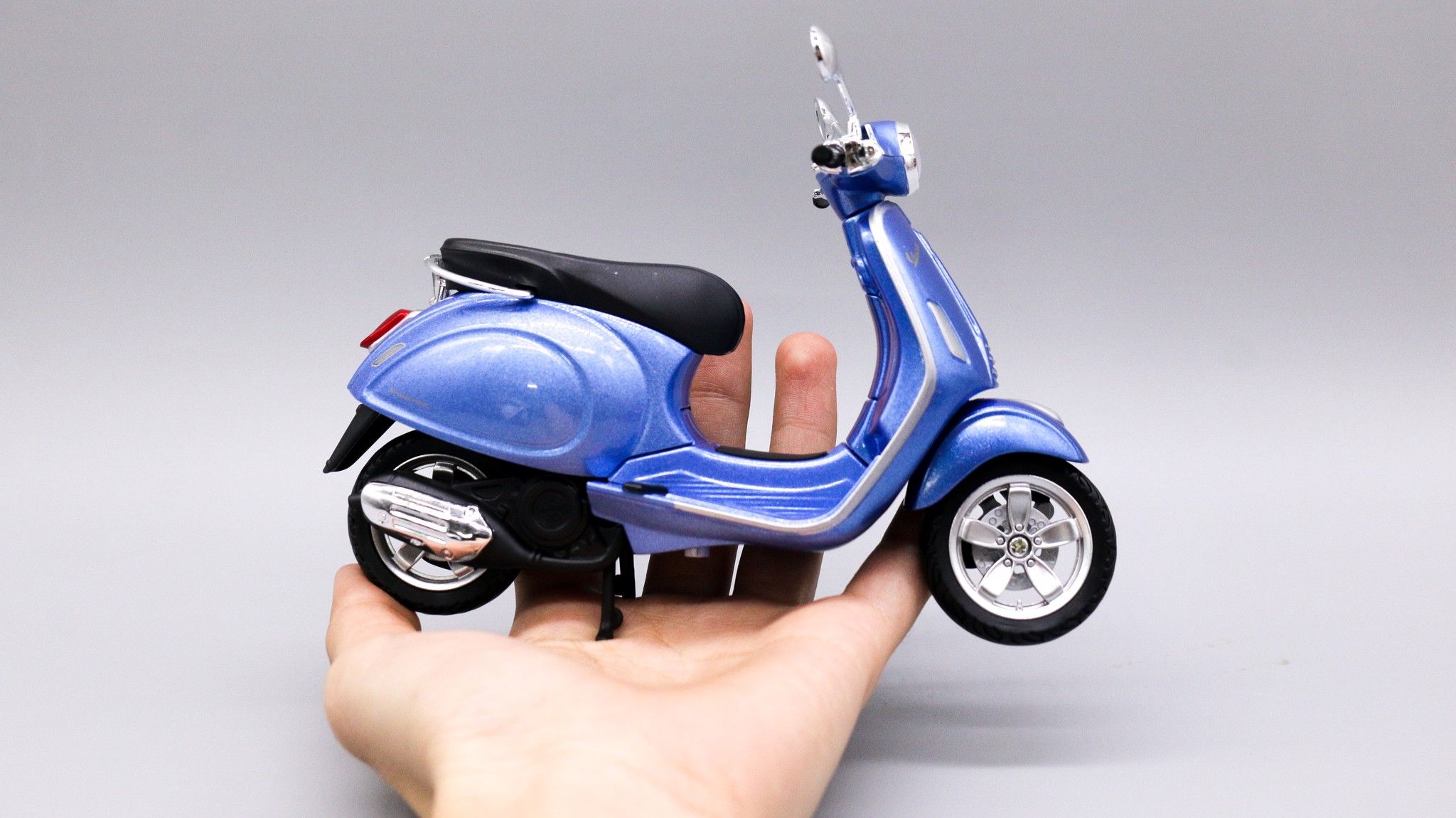 Mô hình xe Vespa primavera 150 1:12 Maisto 7447