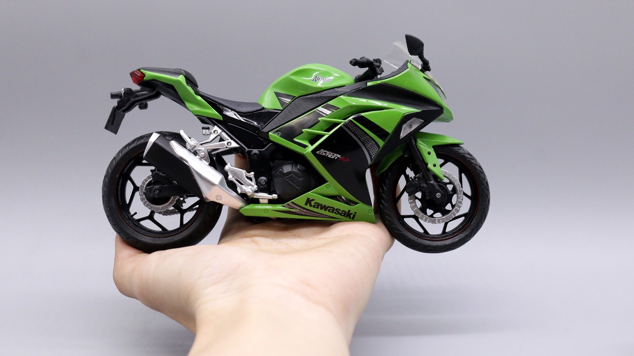  Mô hình xe mô tô Kawasaki Ninja 250 tỉ lệ 1:12 Automax 5796 