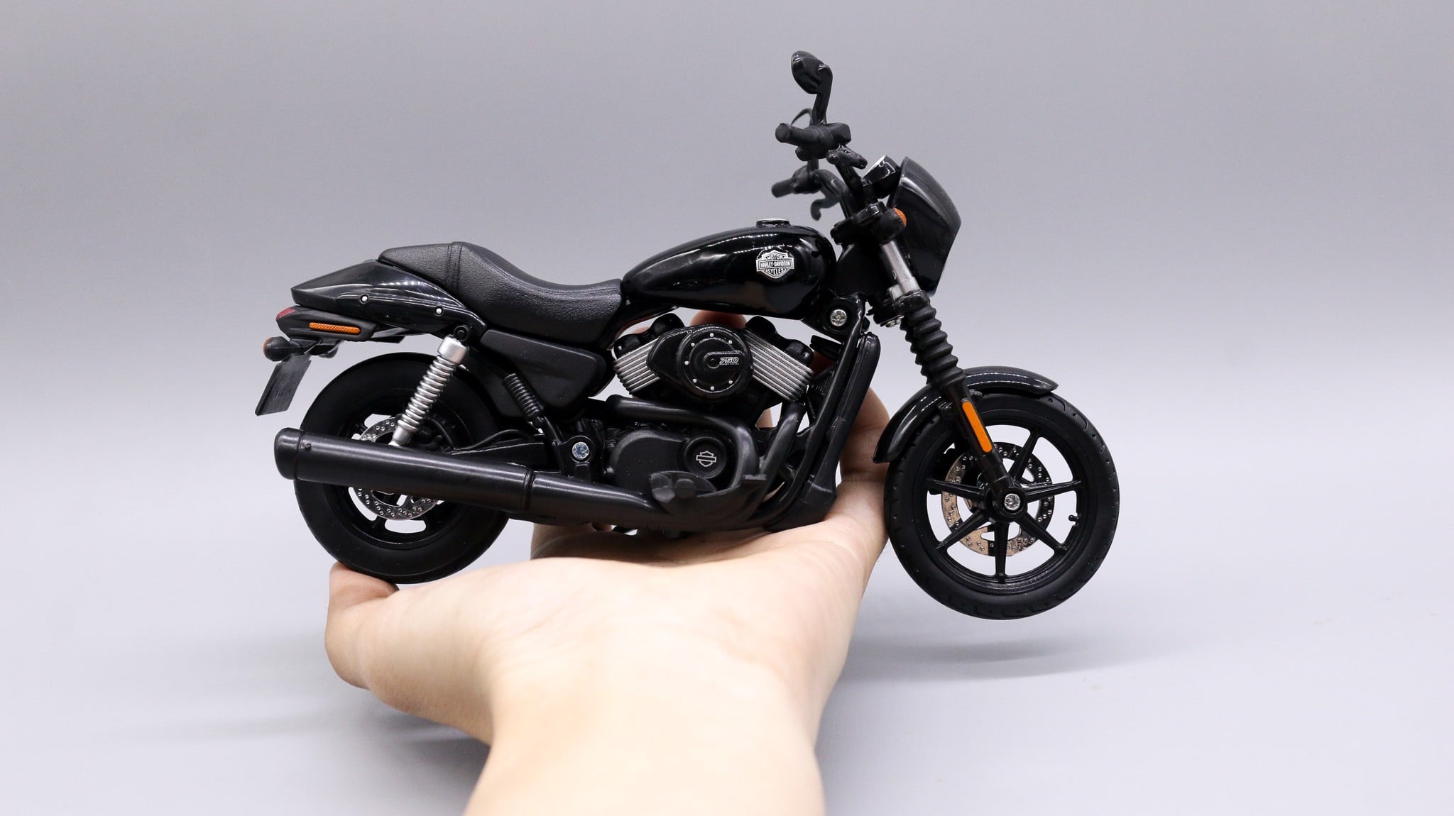  Mô hình xe Harley Davidson 2015 street 750 black 1:12 Maisto 3054 