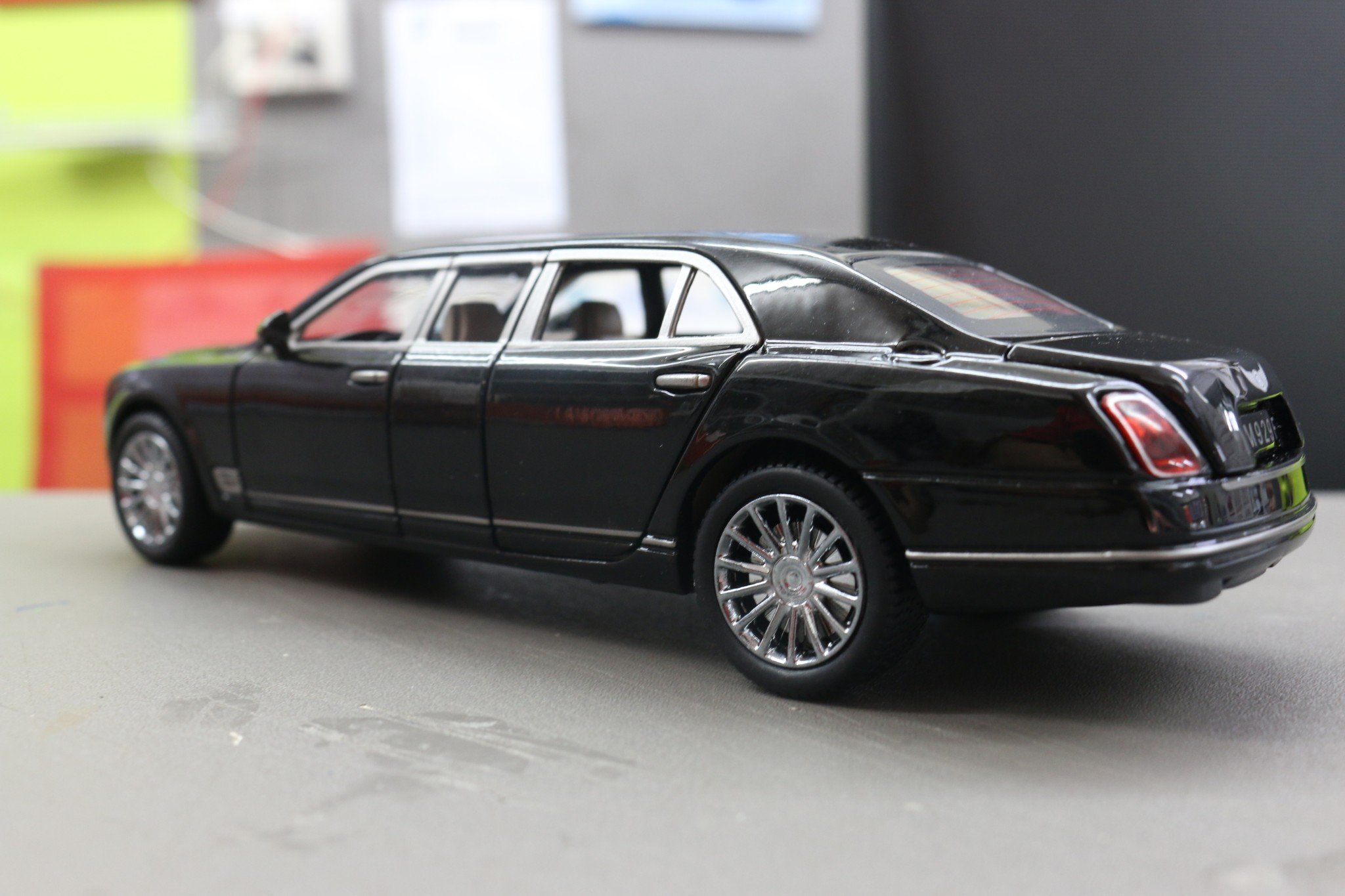 THANH LÝ MÔ HÌNH SIÊU SANG TỔNG THỐNG MỸ CADILLAC FORCE ONE BLACK 1:32 SHENGHUI LỖI MẤT LOGO TL110