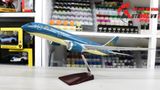  Mô hình máy bay VietNam Airlines Boeing B787 Dreamliner có đèn và âm thanh cảm ứng kích thước 43cm MB43002 