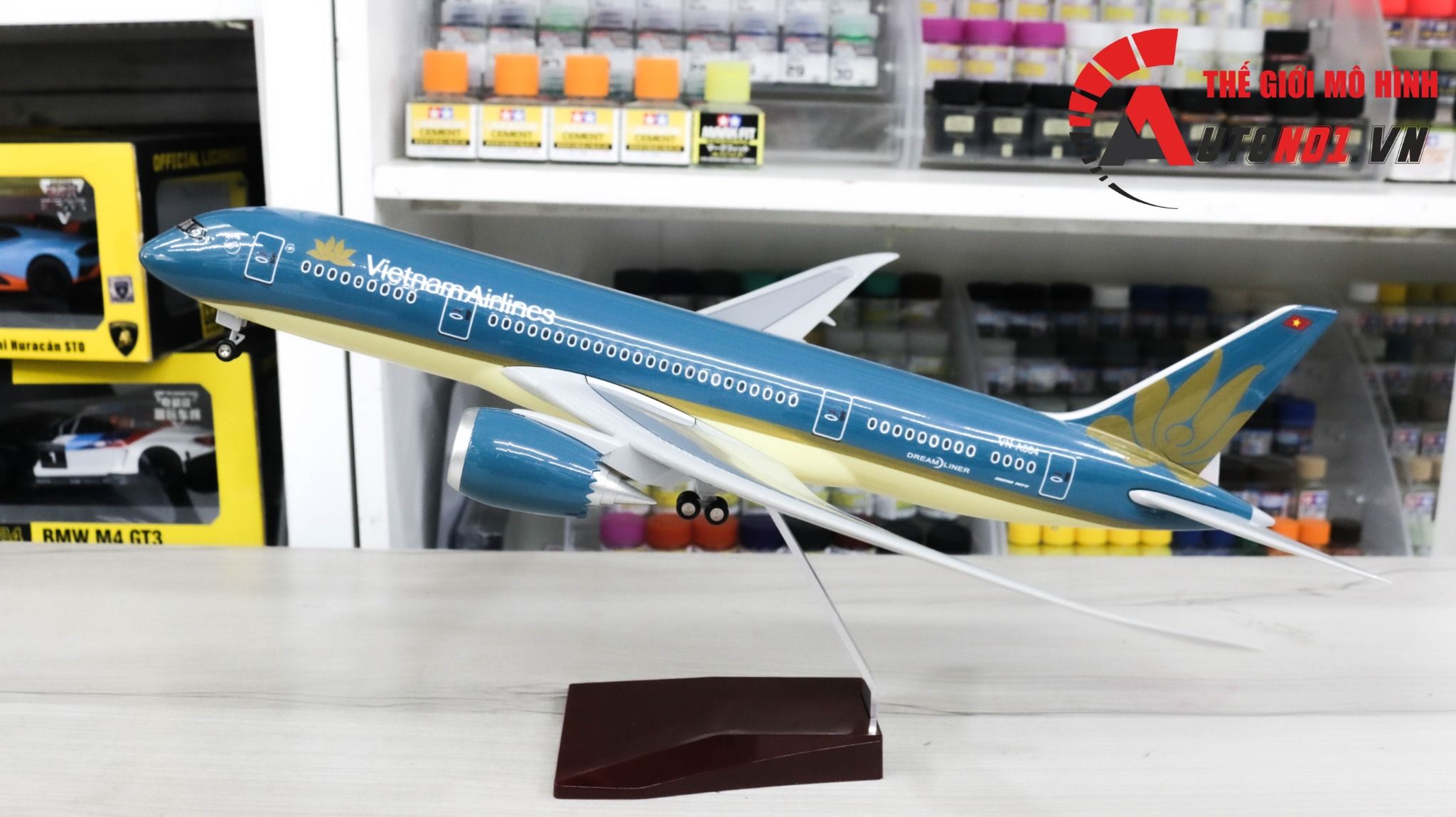  Mô hình máy bay VietNam Airlines Boeing B787 Dreamliner có đèn và âm thanh cảm ứng kích thước 43cm MB43002 