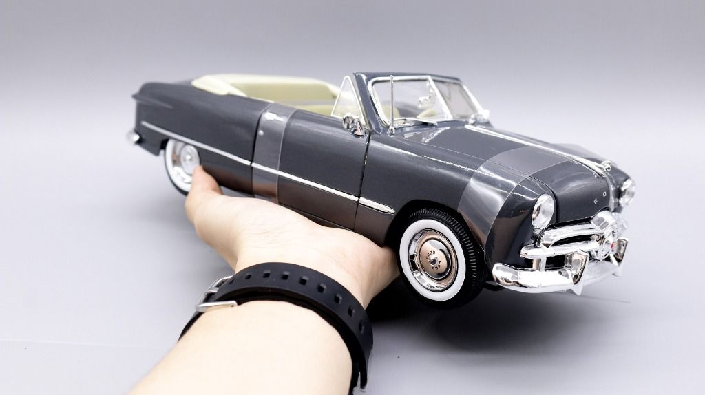  Mô hình xe Ford Convertible 1949 Grey 1:18 Maisto 2673 