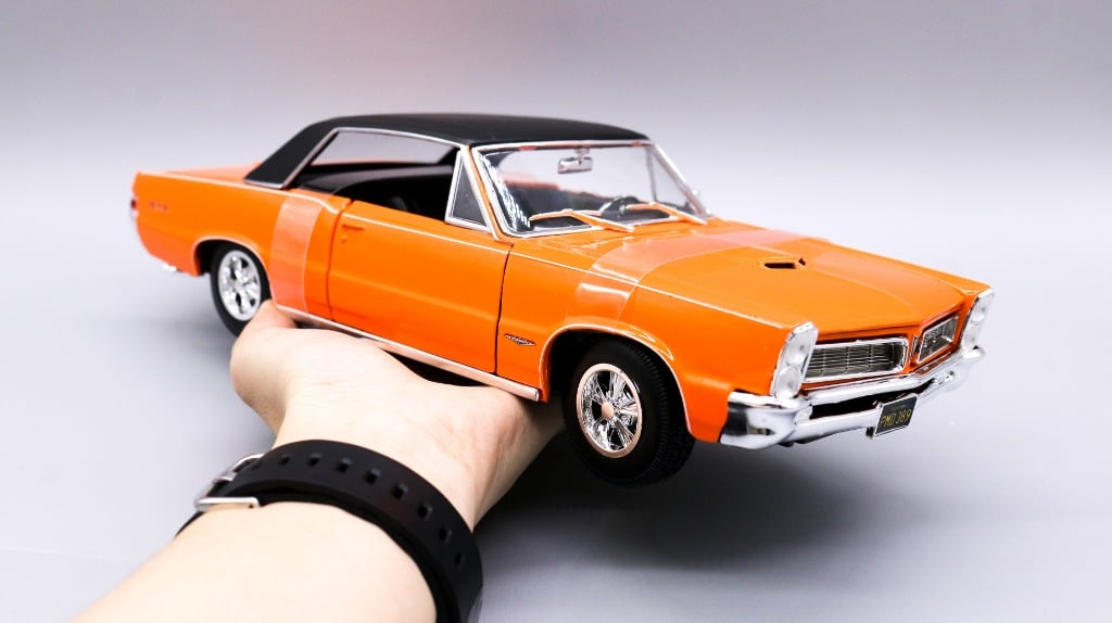  Mô hình xe 1965 Pontiac GTO Hurst Edition Orange tỉ lệ 1:18 Maisto 2918 