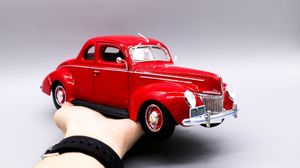  Mô hình xe Ford Deluxe 1939 1:18 Maisto 2917 