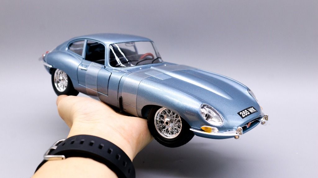  Mô hình xe Jaguar E Coupe 1961 Silver Blue 1:18 Bburago 5237 