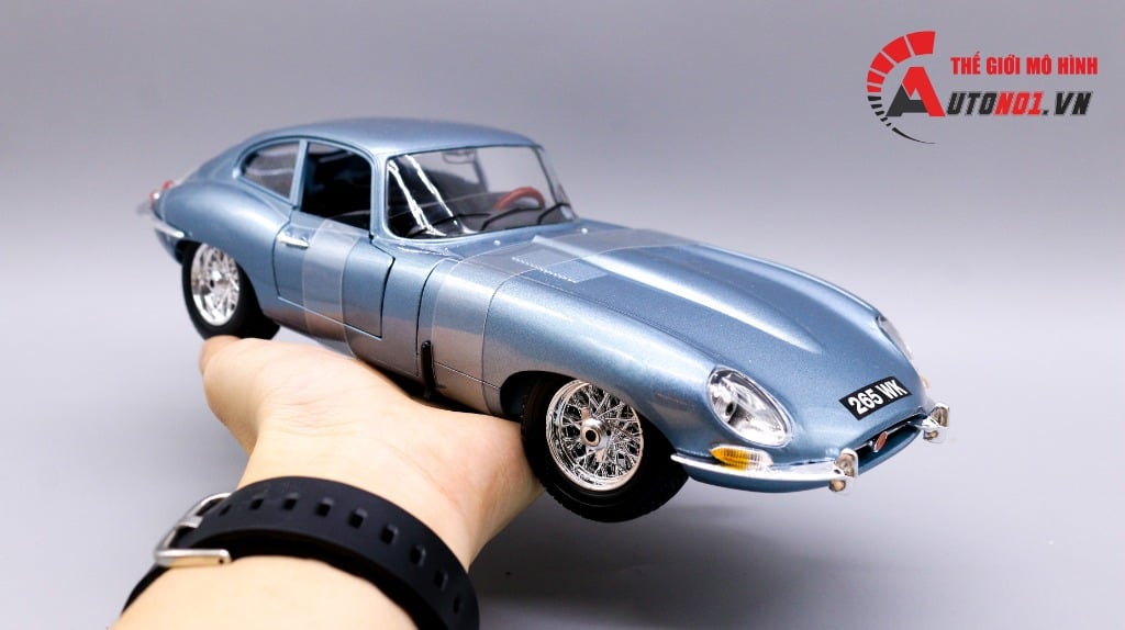  Mô hình xe Jaguar E Coupe 1961 Silver Blue 1:18 Bburago 5237 