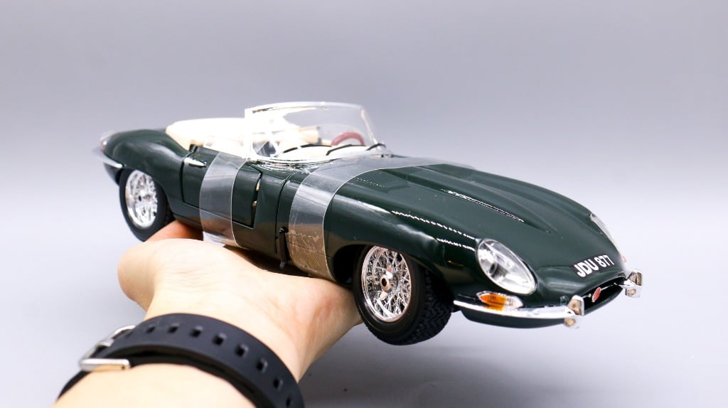  Mô hình xe Jaguar E Cabrio. Green 1961 1:18 Bburago 5238 