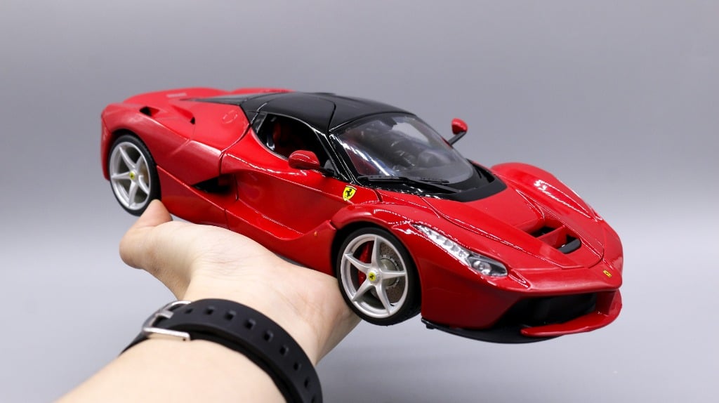  Mô hình xe Ferrari Laferrari Signature tỉ lệ 1:18 bburago 2139 