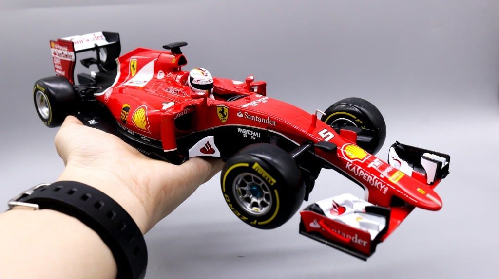  Xe mô hình Ferrari F1 Sf15-T No.5 S.Vettel 2015 1:18 Bburago 1672 