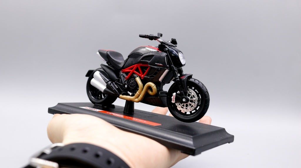  Mô hình xe mô tô Ducati Diavel Carbon tỉ lệ 1:18 Maisto MT18054 