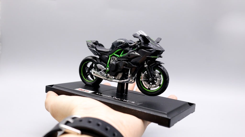  Mô hình xe Kawasaki H2R có đế tỉ lệ 1:18 Maisto 39025 MT18006 
