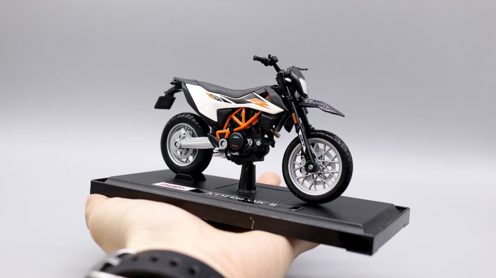  Mô hình xe Ktm 690 1:18 Maisto 7531 