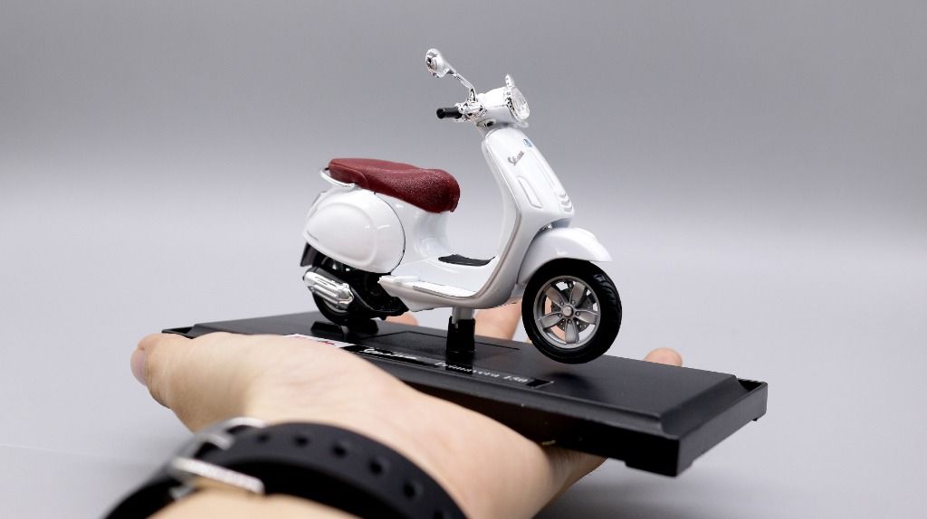  Mô hình xe Vespa primavera 150 white 1:18 Maisto 7070C 