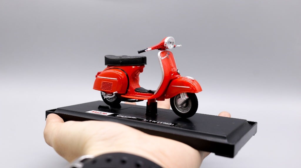  Mô hình xe Vespa gtr red 1968 1:18 Maisto 7070P 