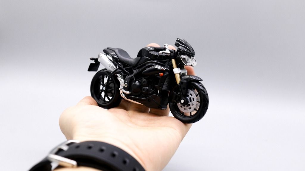  Mô hình xe Triumph speed triple 2011 1:18 Bburago 6169 