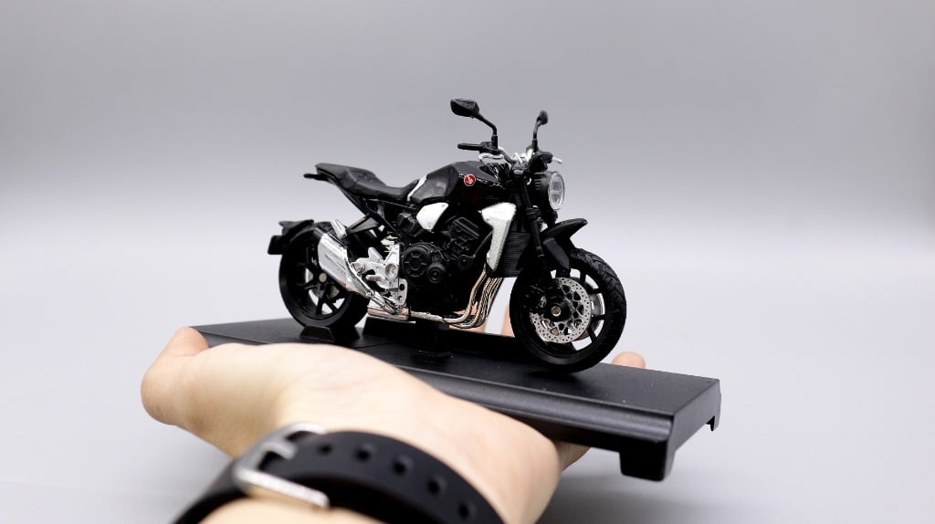  Mô hình xe Honda CB1000R 2018 black 1:18 Welly 6564 