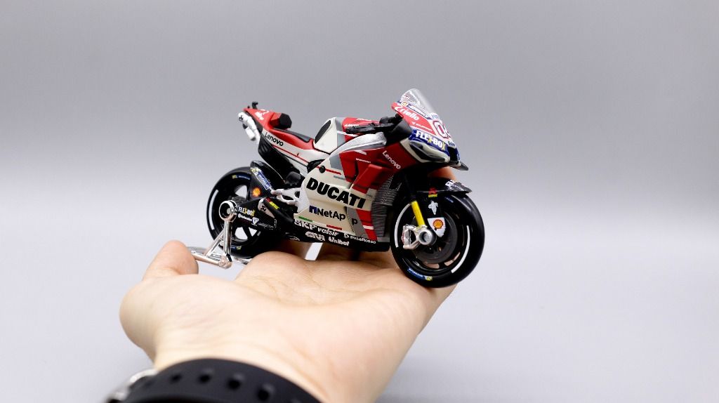  Mô hình xe mô tô GP Ducati desmosedici 2018 no.4 1:18 Maisto 5747 