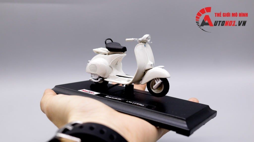  Mô hình xe Vespa 150 1956 white 1:18 Maisto 7070L 