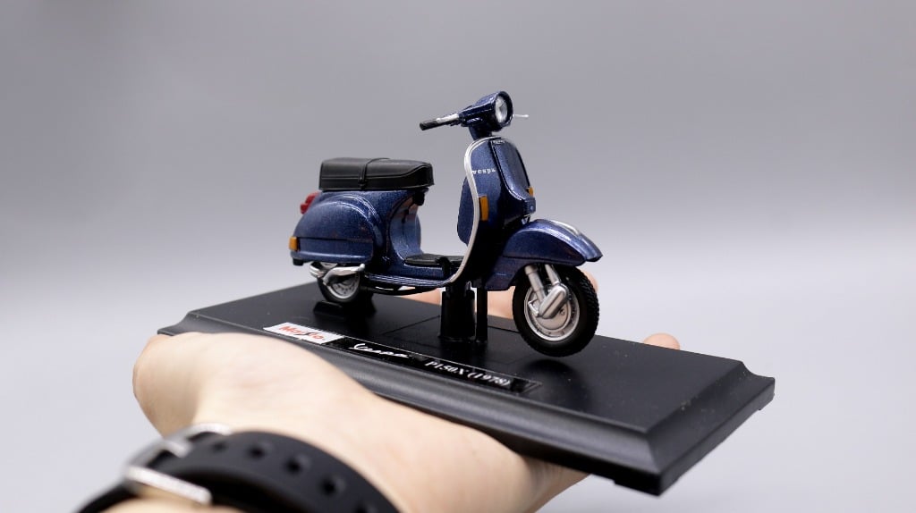  Mô hình xe Vespa p150x 1978 1:18 Maisto 7070J 