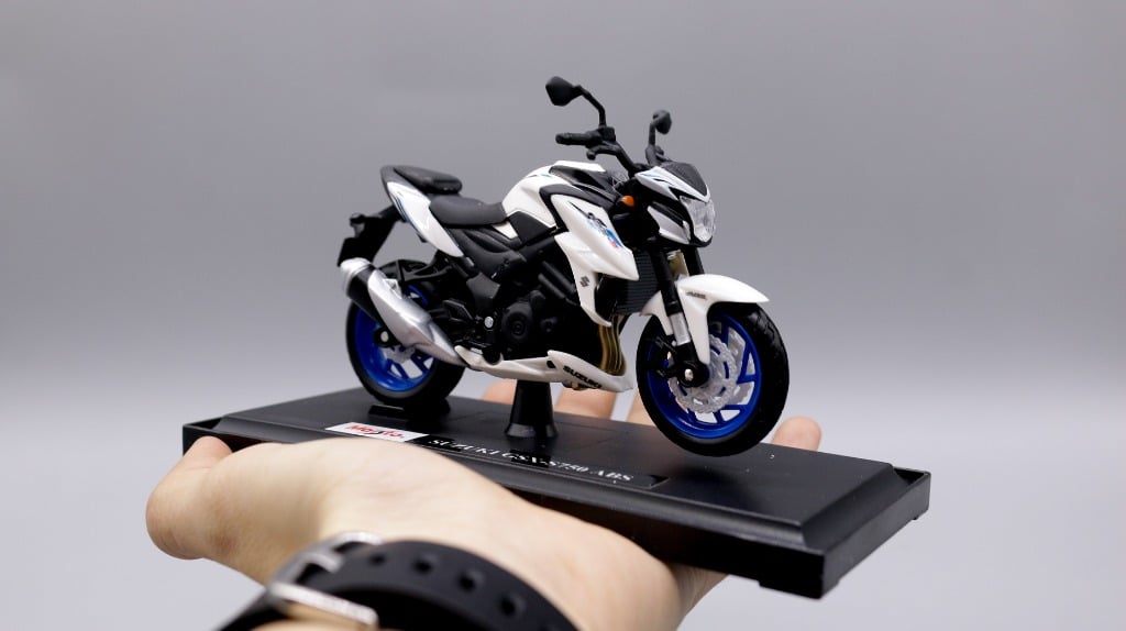  Mô hình xe Suzuki Gsx-s750 1:18 Maisto 7527 