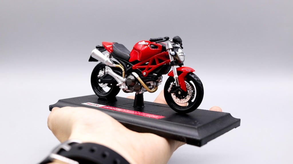  Mô hình xe mô tô Ducati Monster 696 red tỉ lệ 1:18 Maisto MT18036 