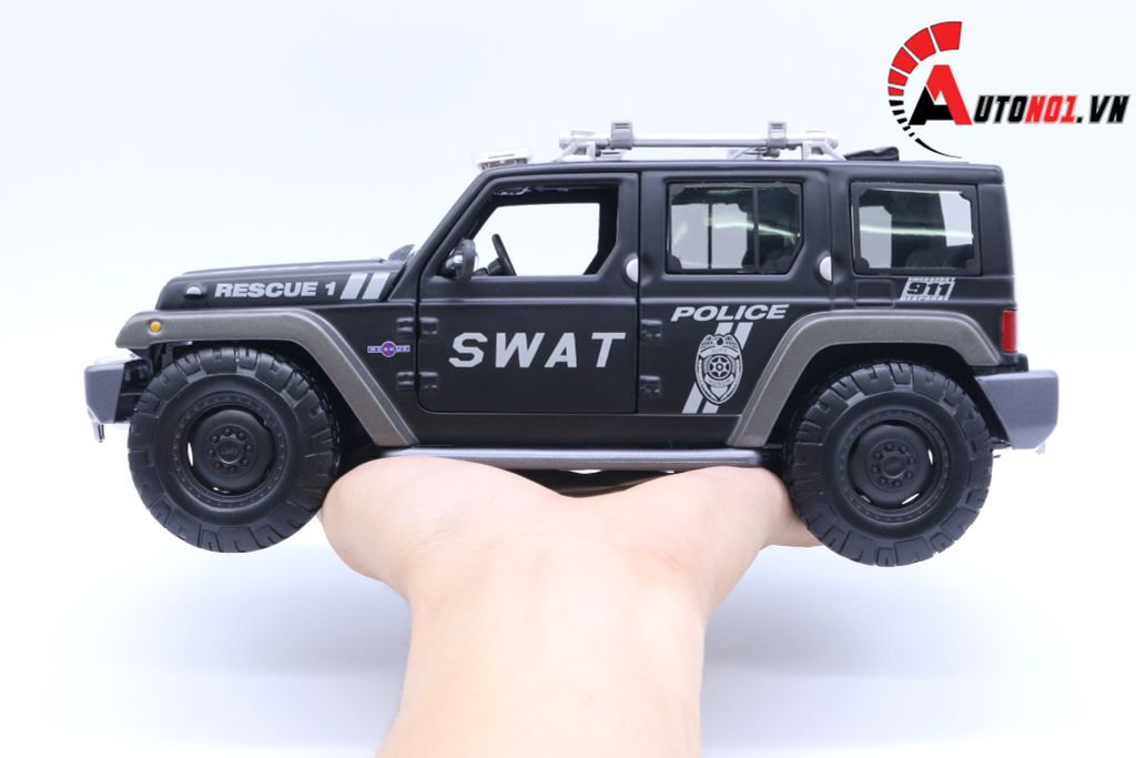 MÔ HÌNH XE JEEP RESCUE CONCEPT POLICE SWAT VERSION 1:18 MAISTO 1012