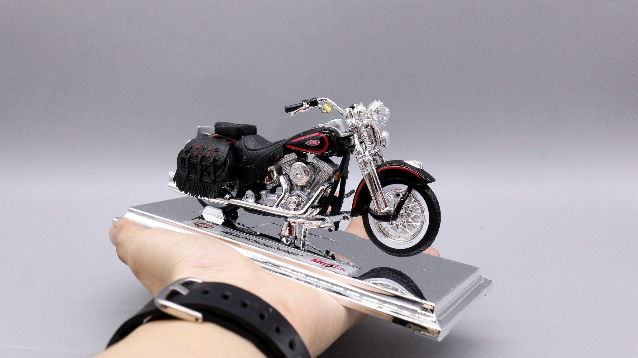  Mô hình xe Harley Davison 1998 FLSTS HERITAGE SPRINGER 1:18 Maisto MT18031 
