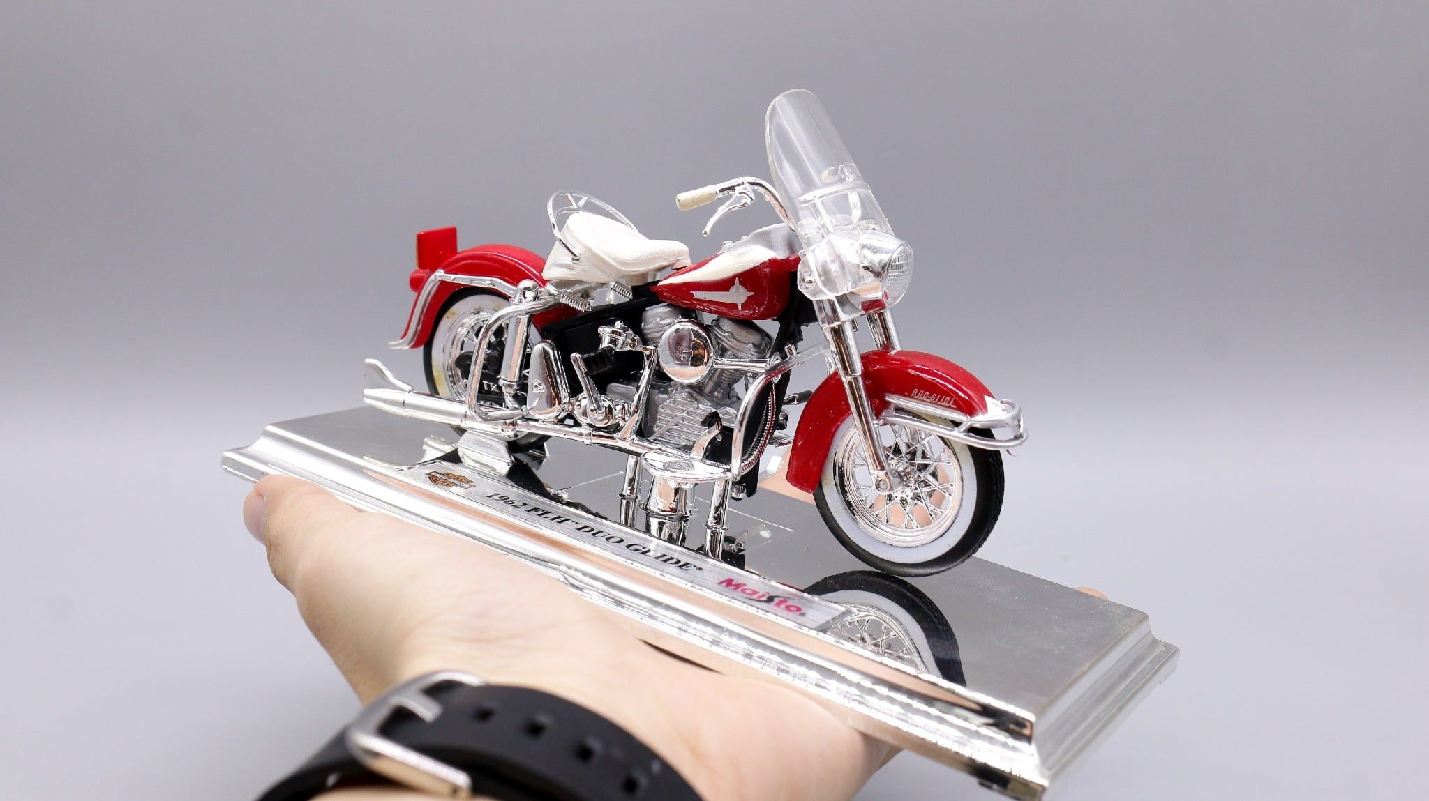  Mô hình xe Harley Davidson 1962 FLH DUO GLIDE Red 1:18 Maisto MT18024 