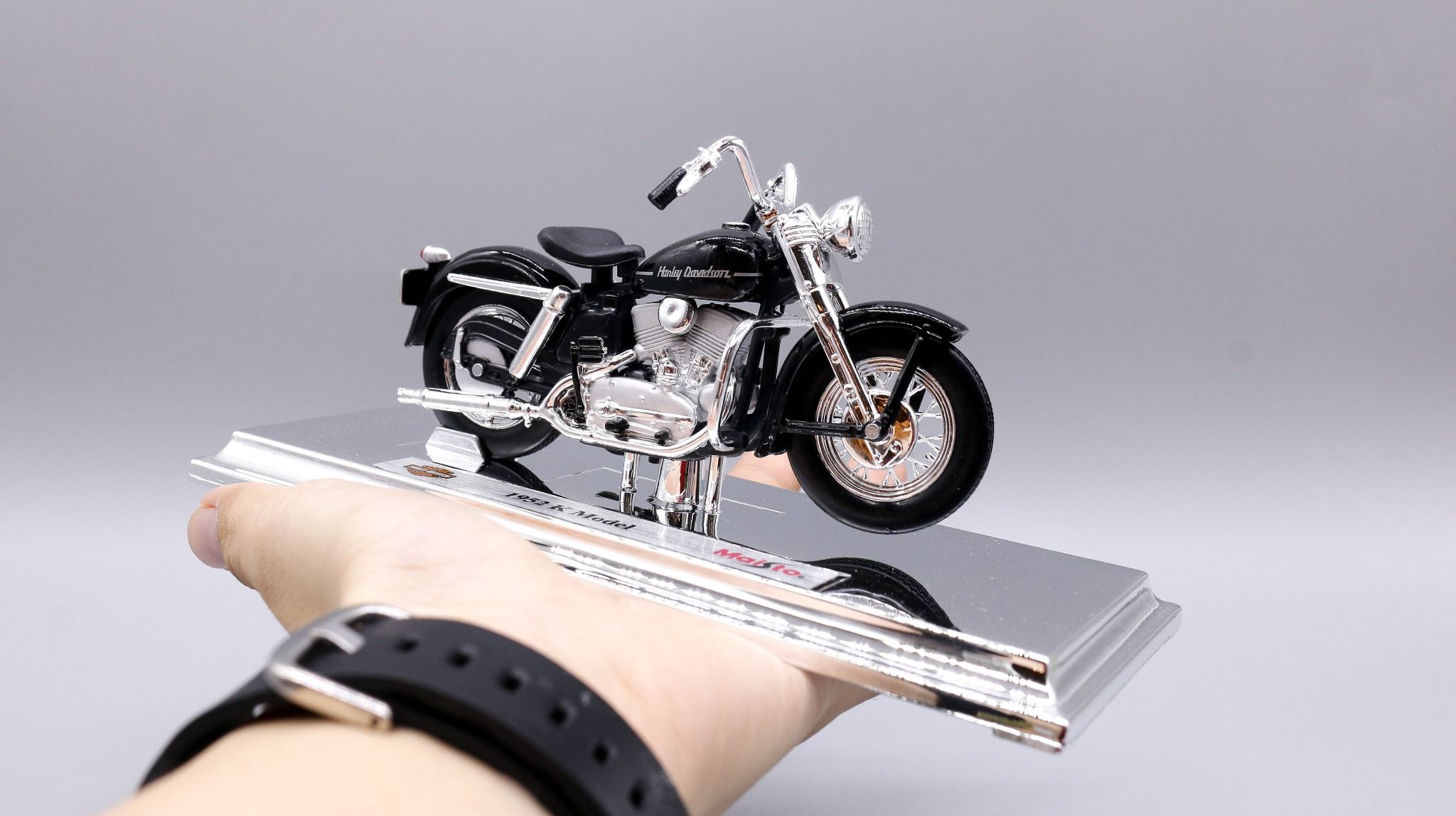 Mô hình xe Harley Davidson 1952 k model 1:18 Maisto MT18021 