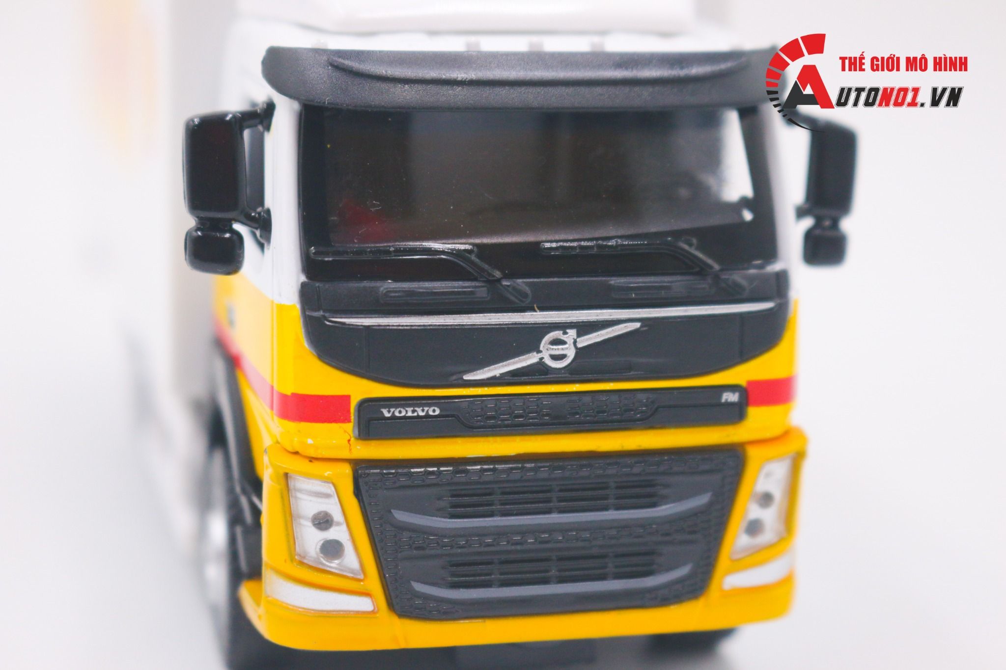  Mô hình xe tải chuyển phát nhanh Shell Volvo có đèn và âm thanh tỉ lệ 1:50 CCA 8190 