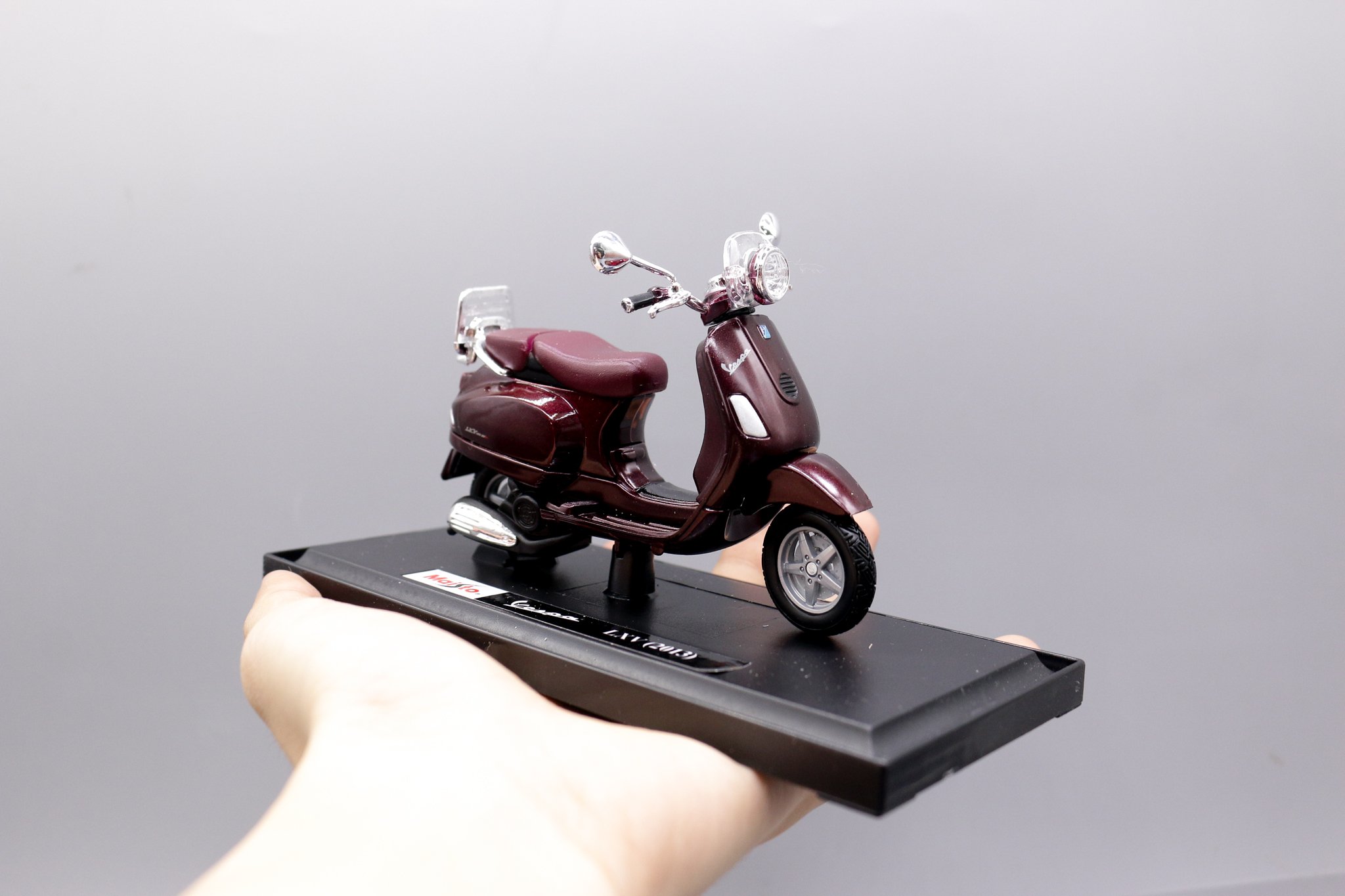  Mô hình xe Vespa lxv 2013 brown 1:18 Maisto 7070A 