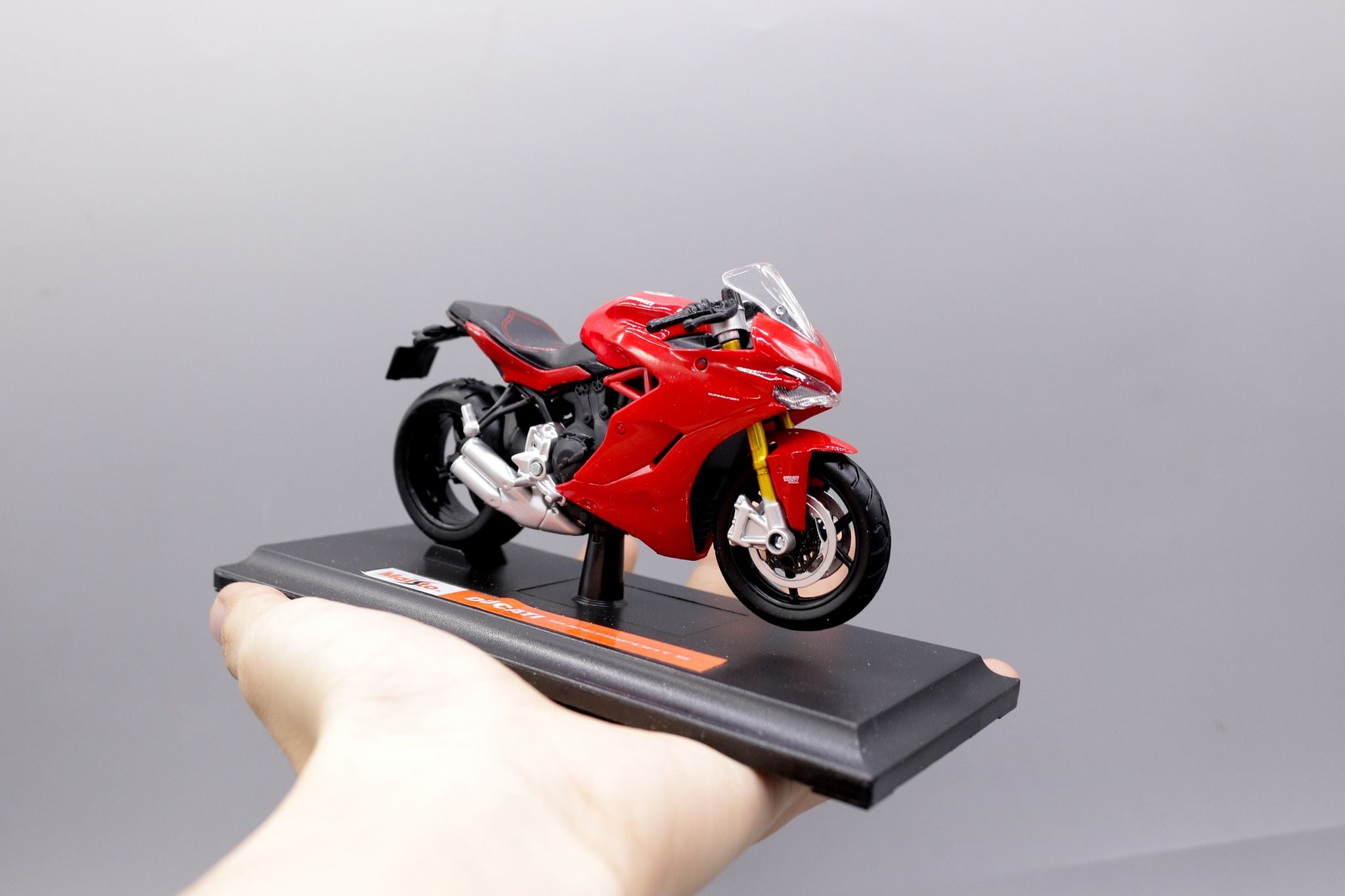  Mô hình xe mô tô Ducati Super sports red tỉ lệ 1:18 Maisto MT18035 