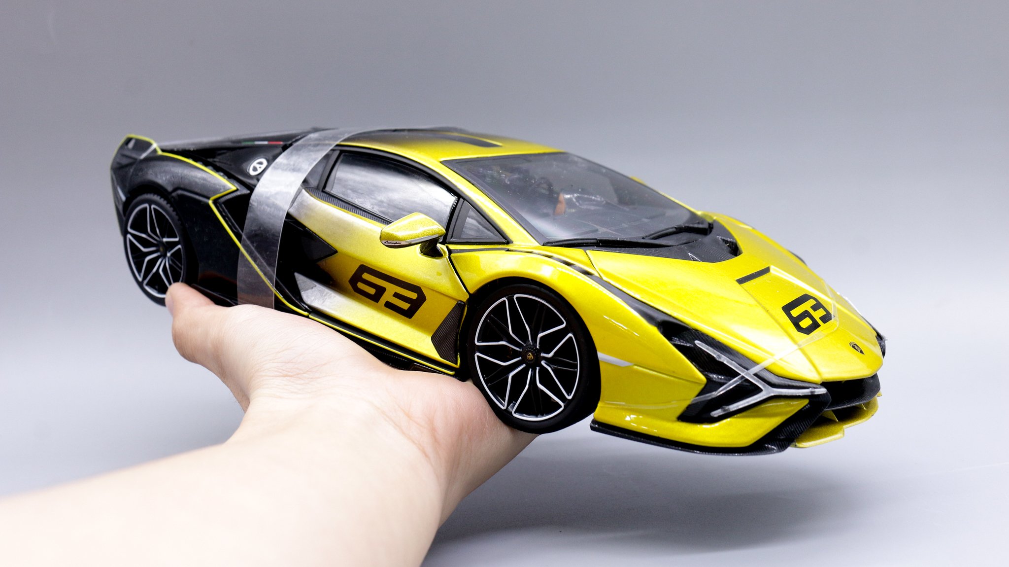  Mô hình xe Lamborghini Sian Fkp 37 Black Yellow 1:18 Bburago 7517 