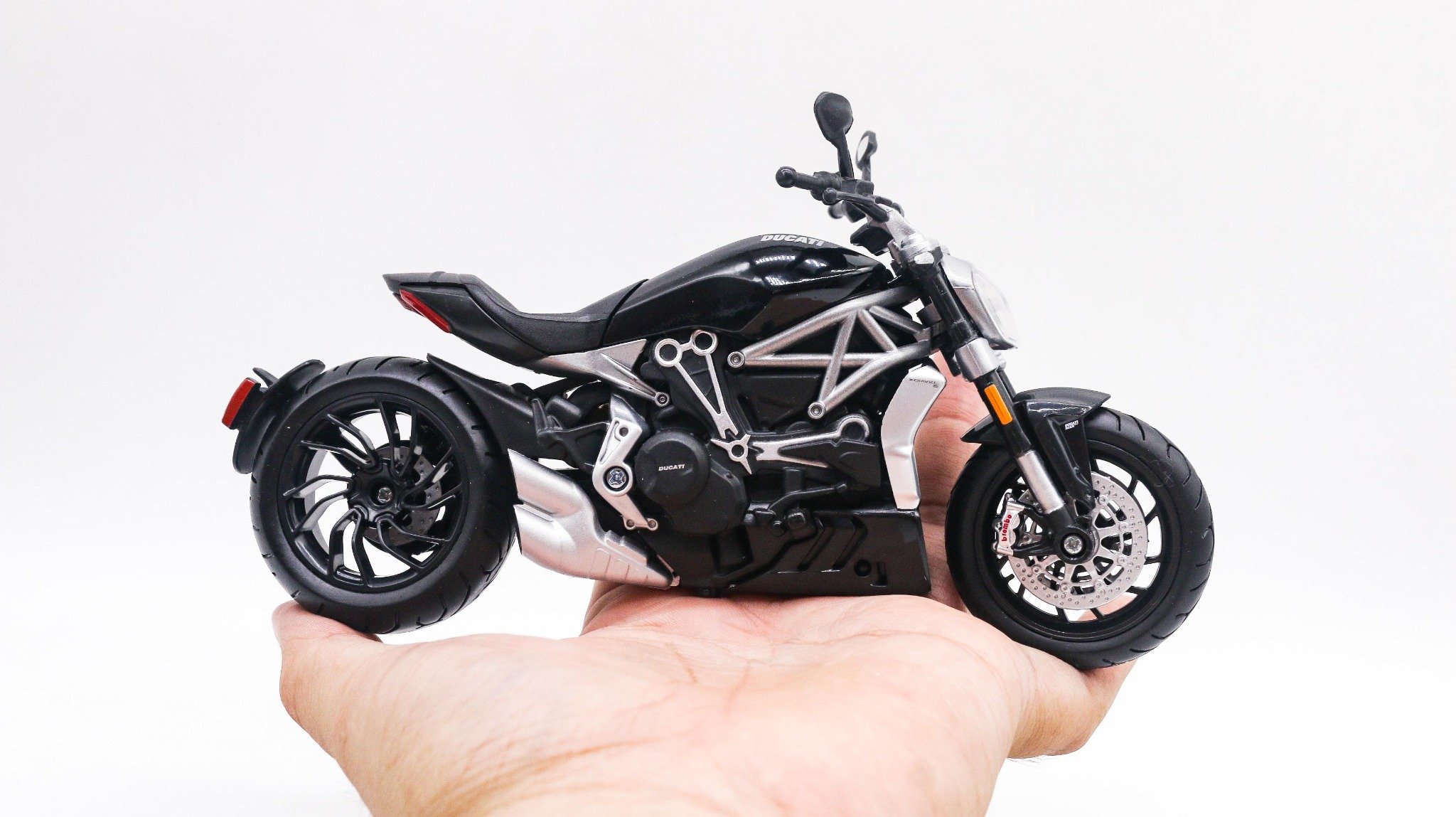  Mô hình xe Ducati XDiavel S black 1:12 Maisto MT074A 